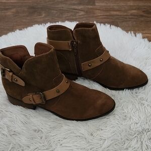 Elegant Brown Ankle Boots with Buckle Detail Sz 8 1/2M